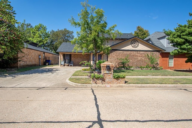 ranch-style house featuring a front lawn