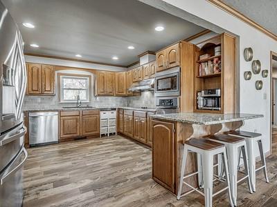 kitchen featuring sink, tasteful backsplash, light hardwood / wood-style floors, a breakfast bar, and appliances with stainless steel finishes