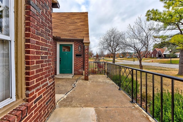 property entrance with covered porch