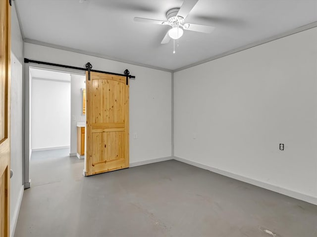 unfurnished room featuring ceiling fan, a barn door, and concrete flooring