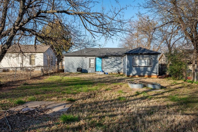 view of front of property featuring a front yard