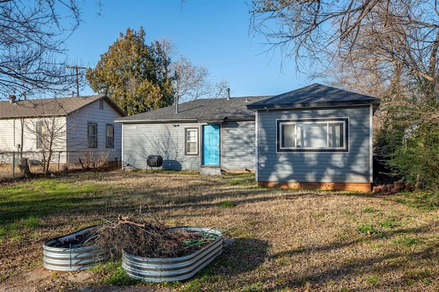 view of front of house featuring a front yard