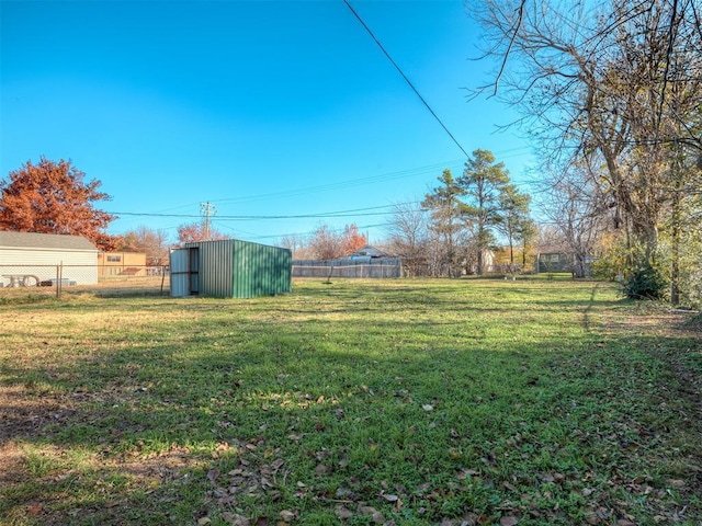 view of yard featuring an outbuilding