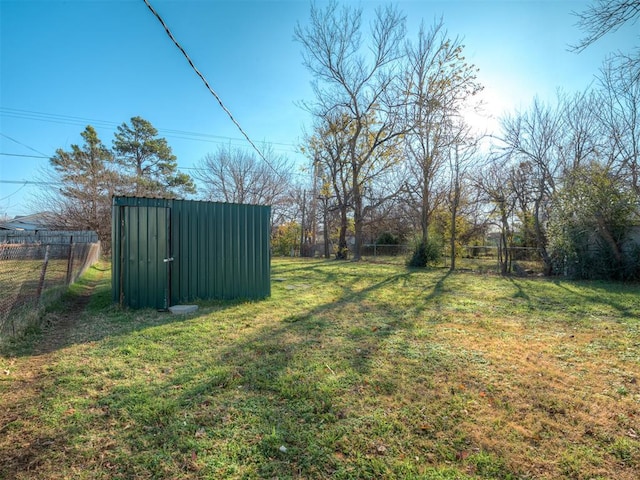 view of yard featuring a storage shed