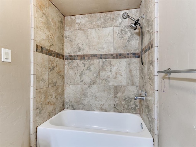 bathroom featuring tiled shower / bath combo