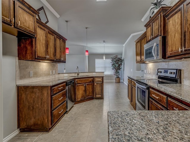 kitchen with sink, hanging light fixtures, kitchen peninsula, appliances with stainless steel finishes, and ornamental molding