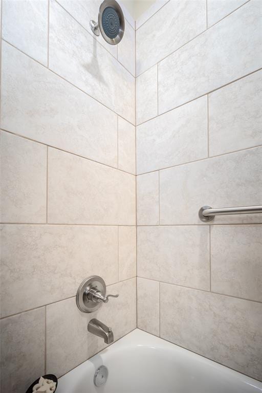 bathroom with tiled shower / bath