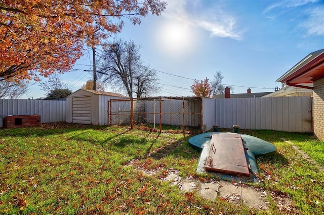 view of yard with a storage unit