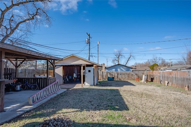 view of yard featuring a storage shed