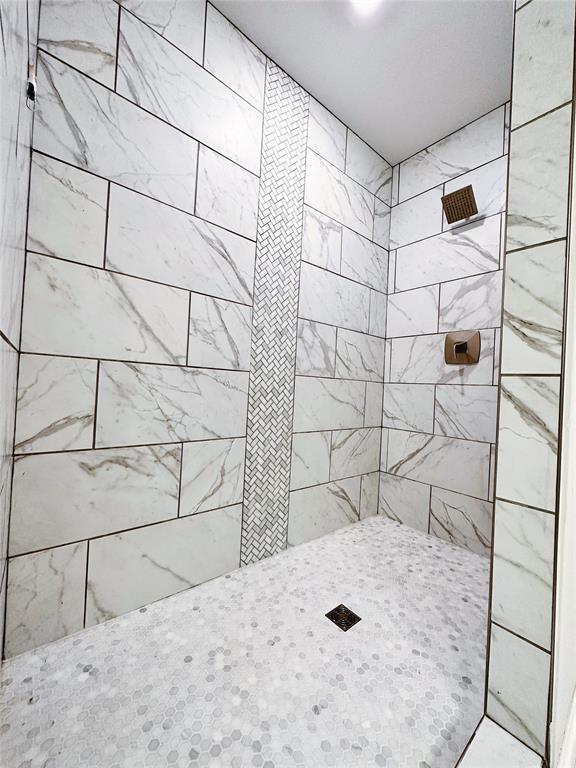 bathroom featuring a tile shower