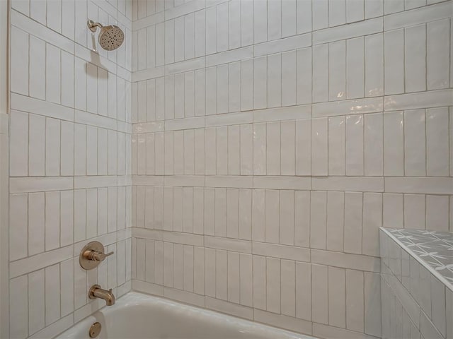 bathroom featuring tiled shower / bath