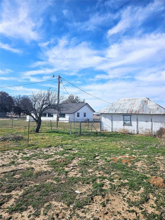 view of yard featuring a rural view