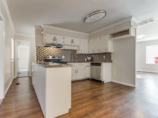 kitchen featuring dark hardwood / wood-style flooring, stainless steel appliances, crown molding, sink, and white cabinets