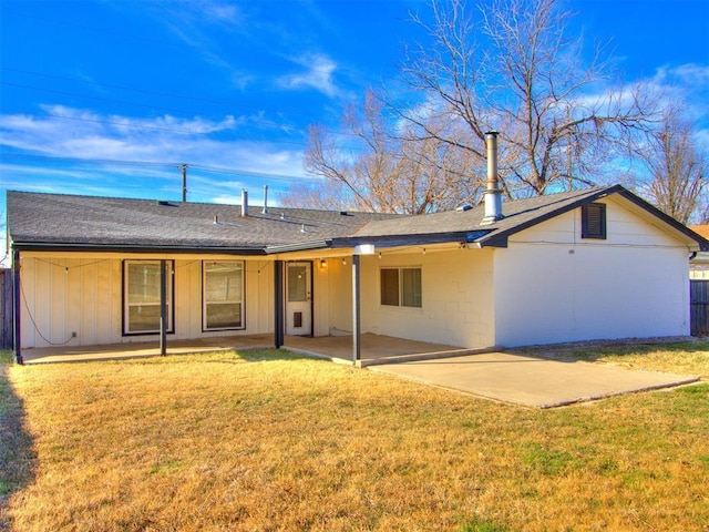 view of front of property featuring a patio and a front lawn