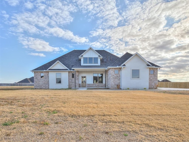 view of front of property featuring a front lawn