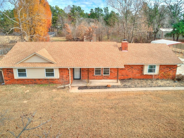 single story home with a front lawn