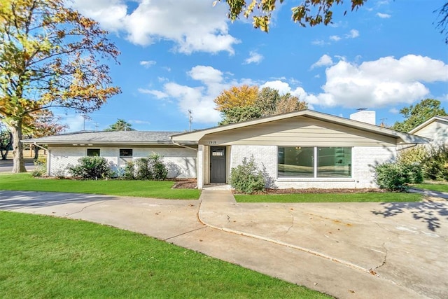 ranch-style house featuring a front yard