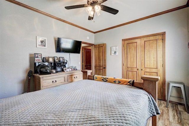 bedroom featuring light hardwood / wood-style floors, ceiling fan, and crown molding