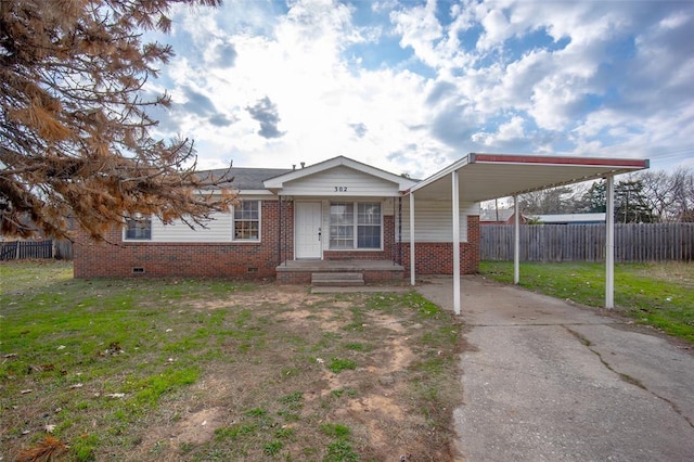 view of front of property featuring a front yard and a carport