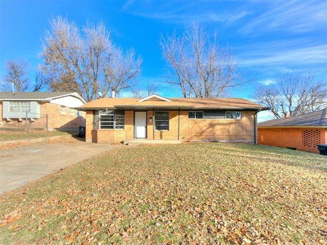 ranch-style house featuring a front yard