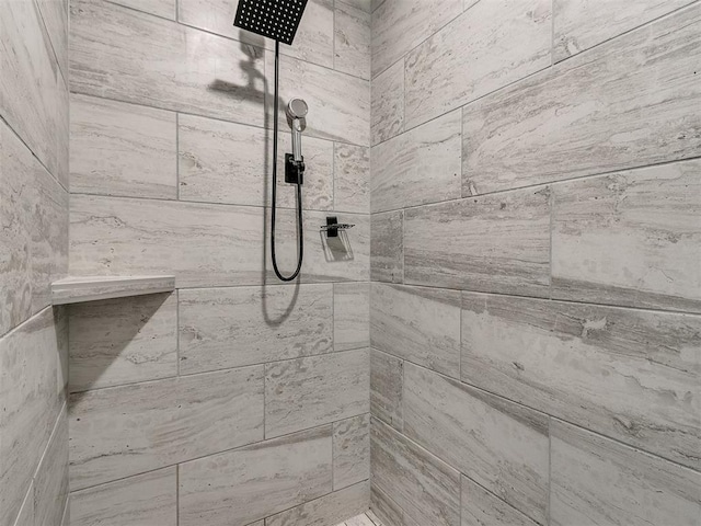 bathroom featuring a tile shower