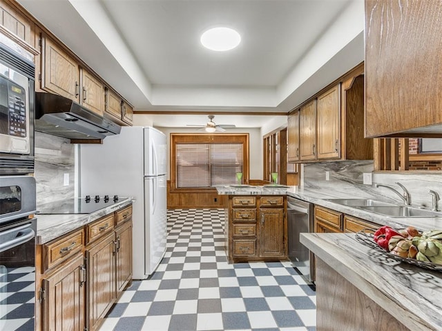 kitchen with ceiling fan, sink, stainless steel appliances, tasteful backsplash, and kitchen peninsula