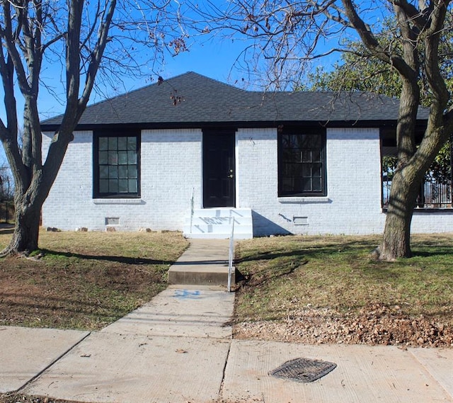 view of front of home with a front lawn