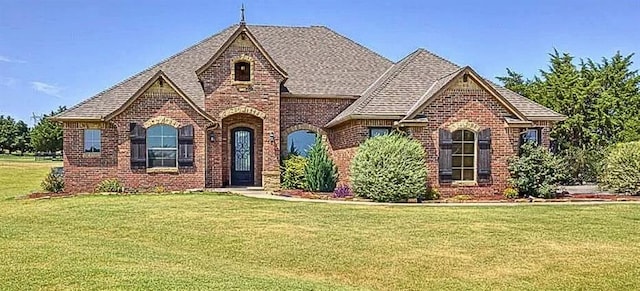 view of front of house featuring a front yard