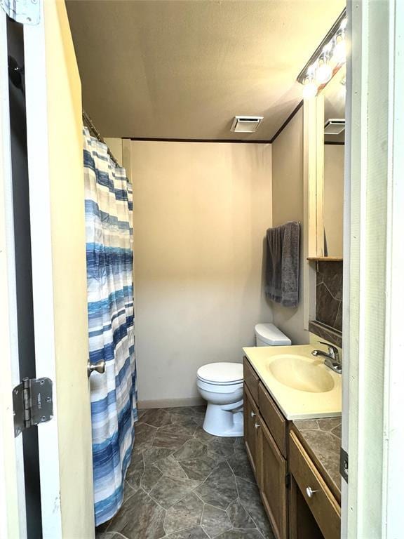 bathroom featuring visible vents, decorative backsplash, toilet, vanity, and a shower with curtain