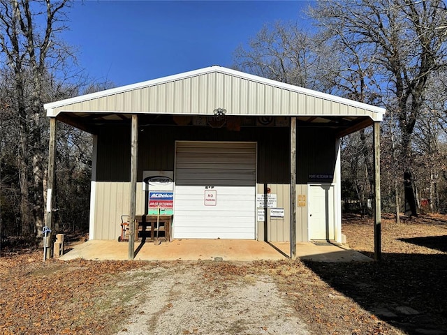 view of outdoor structure with an outbuilding