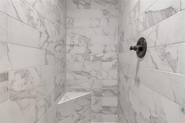 room details featuring a tile shower