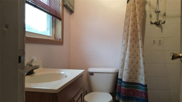 427 Lillie Rd, Hydro, OK 73048 - bathroom featuring toilet, a shower with curtain, and vanity