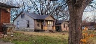 view of front facade with a front yard