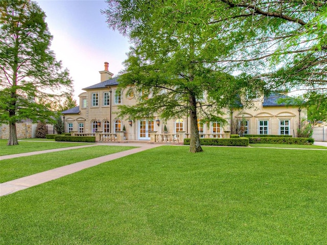 view of front of home featuring a lawn