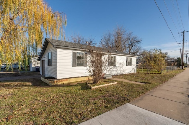 view of front of home featuring a front lawn