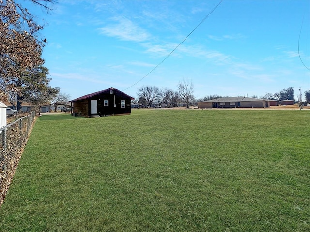 view of yard featuring an outdoor structure