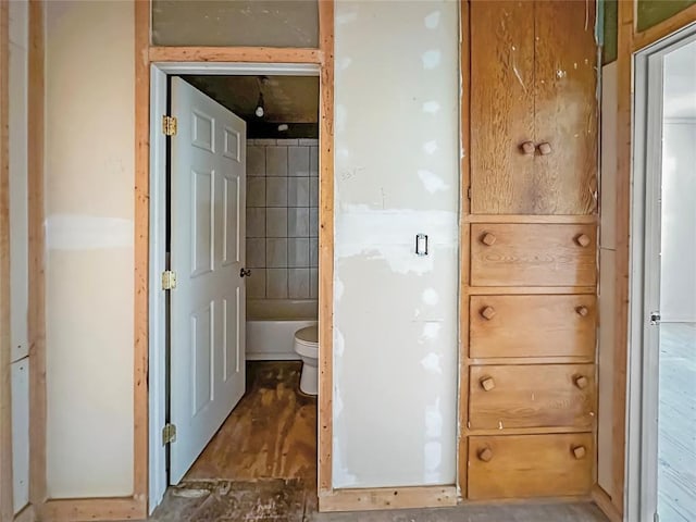 323 S Birch Ave, Erick, OK 73645 - full bathroom featuring toilet and a tub