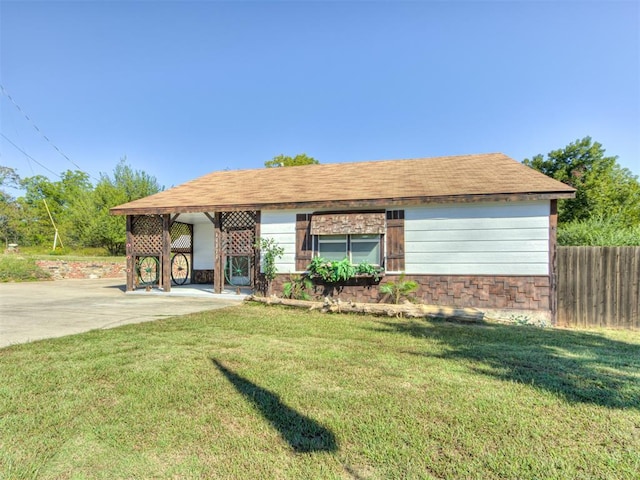 view of front of home featuring a front yard