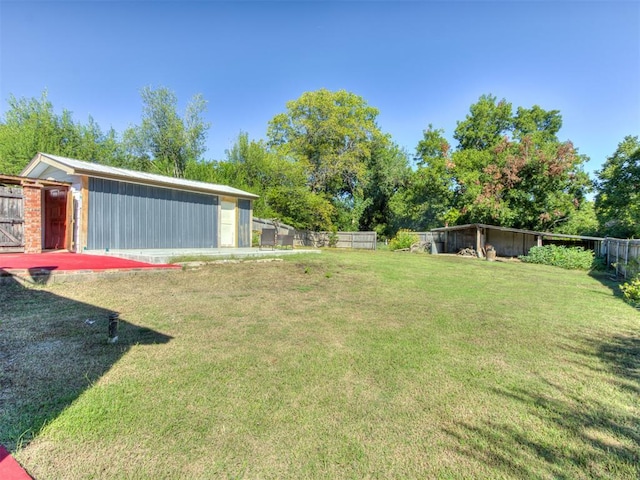 view of yard with an outdoor structure