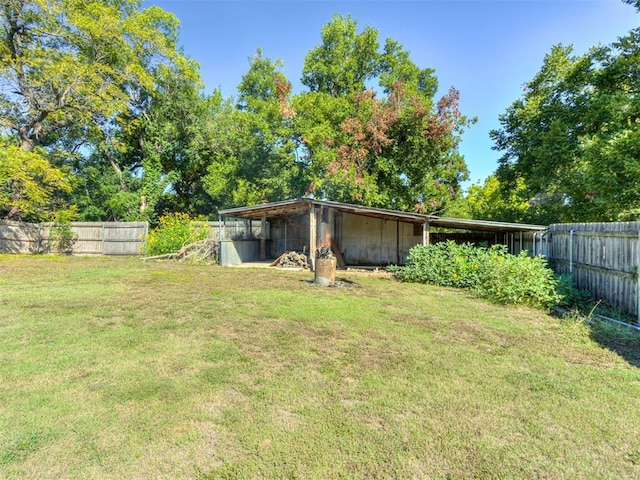 view of yard with an outdoor structure