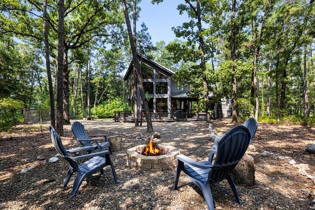 view of yard featuring a fire pit