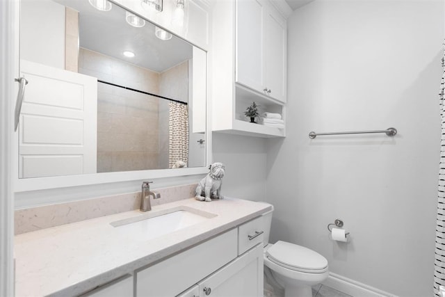 bathroom featuring a shower with curtain, vanity, and toilet