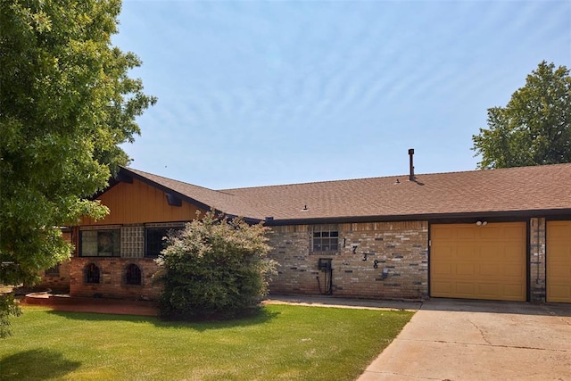 ranch-style house featuring a front lawn and a garage