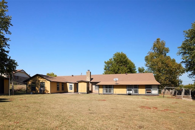 view of front of property featuring a front lawn