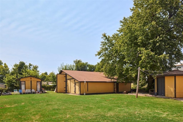 view of yard featuring a shed