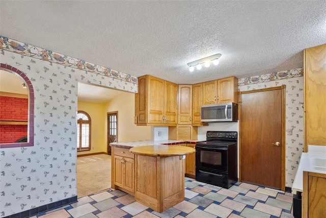 kitchen featuring light colored carpet, kitchen peninsula, a textured ceiling, and black / electric stove