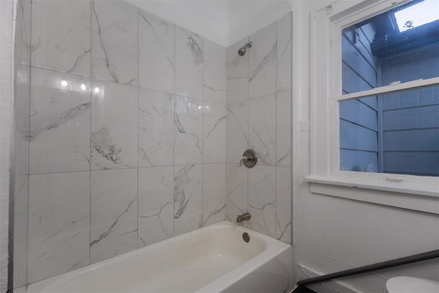 bathroom with tiled shower / bath