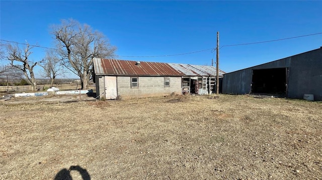 view of yard with an outdoor structure