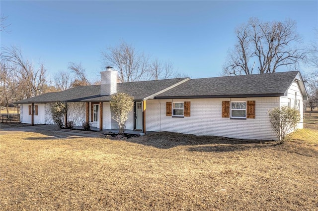 ranch-style house featuring a front yard