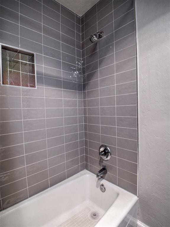 bathroom with tiled shower / bath